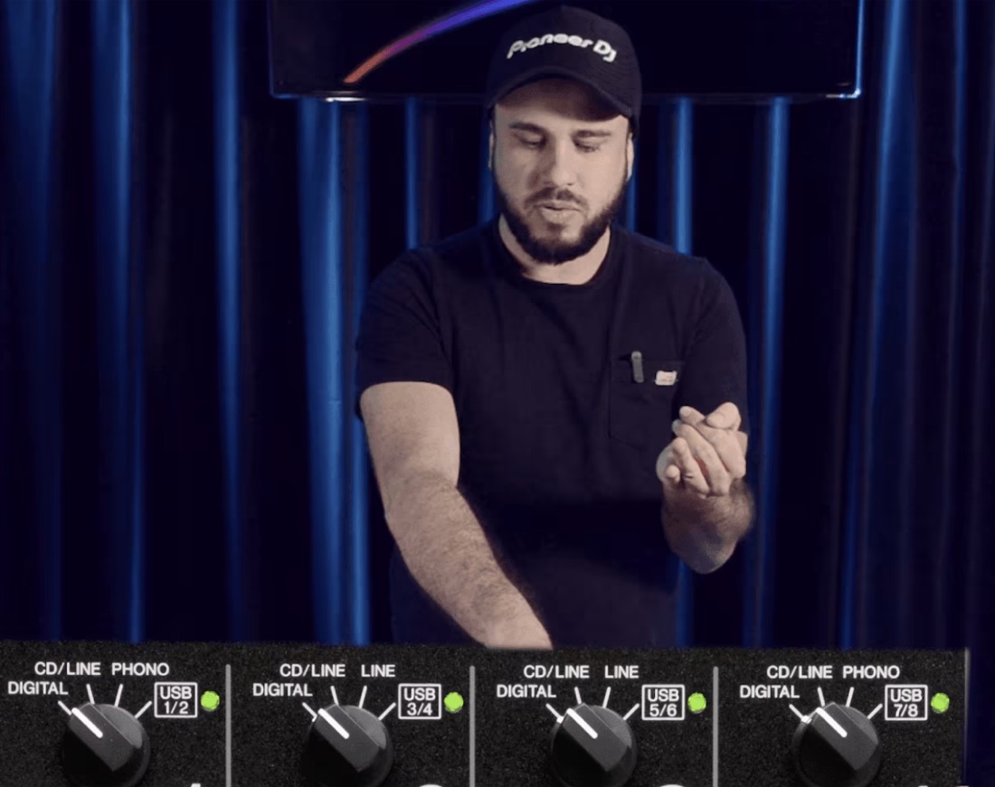 Marcelo ensinando DJ na controladora