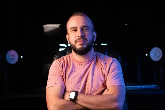 Marcelo Araújo no estúdio da PLAYAD
